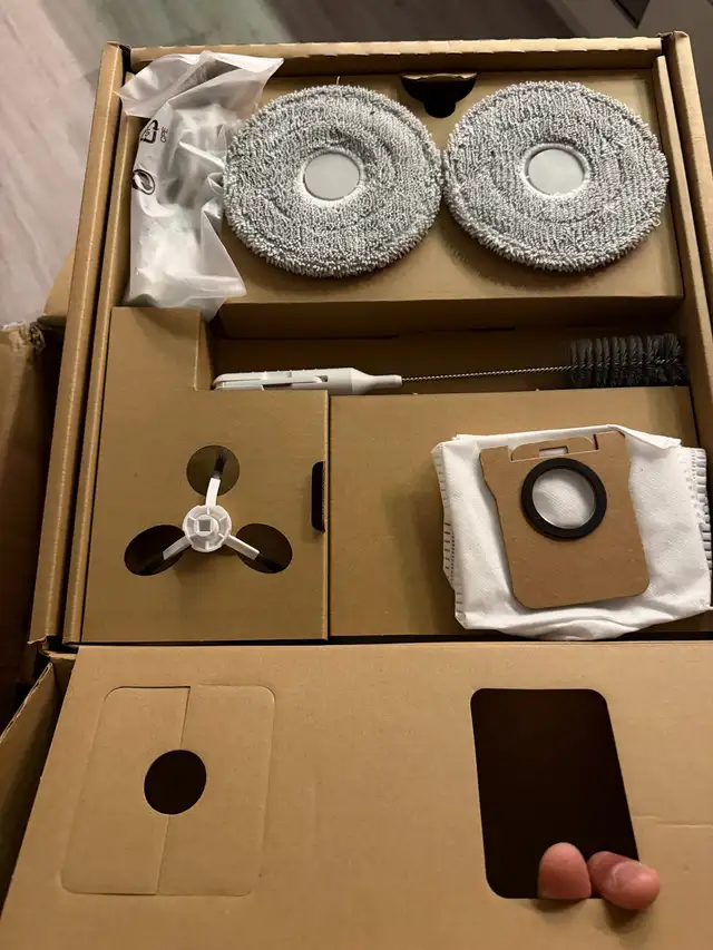 DreameBot L10 Ultra Robot Vacuum and Mop in Vacuums in City of Toronto - Image 4