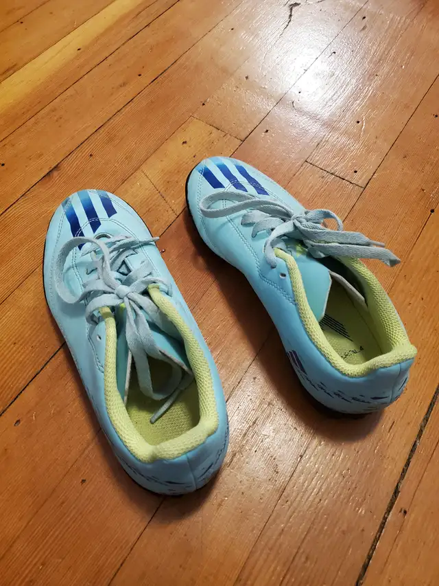 Kids Adidas turf soccer shoes size 2 in Soccer in Ottawa - Image 4