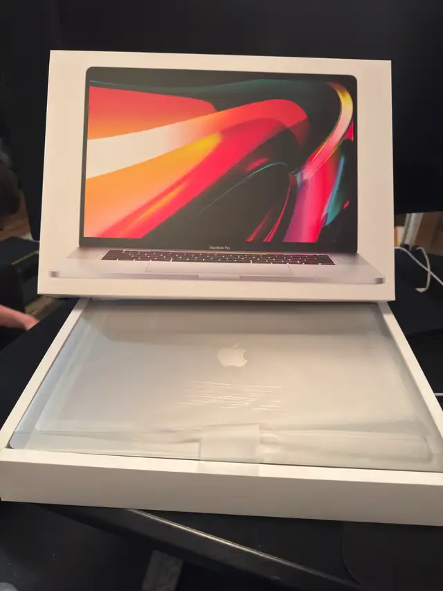 2019 MacBook Pro 16'' MINT in Laptops in City of Montréal - Image 3