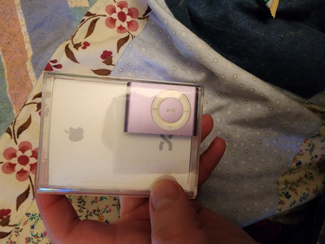 8gb ipod touch and 1gb ipod shuffle together for $40 in iPods & MP3s in City of Toronto