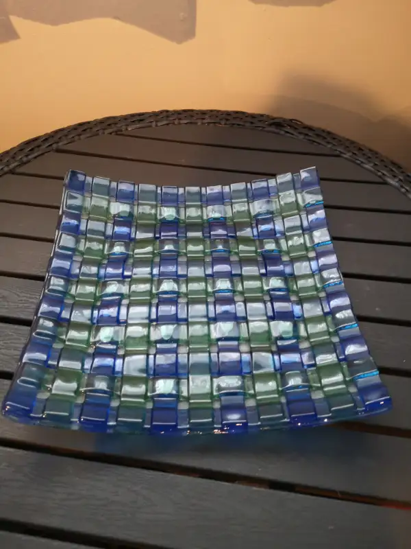 Woven glass decorative plate.63826840522243120