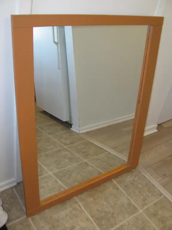 New Price *Large solid wood mirror - Grand miroir en bois massif in Home Décor & Accents in Gatineau - Image 3