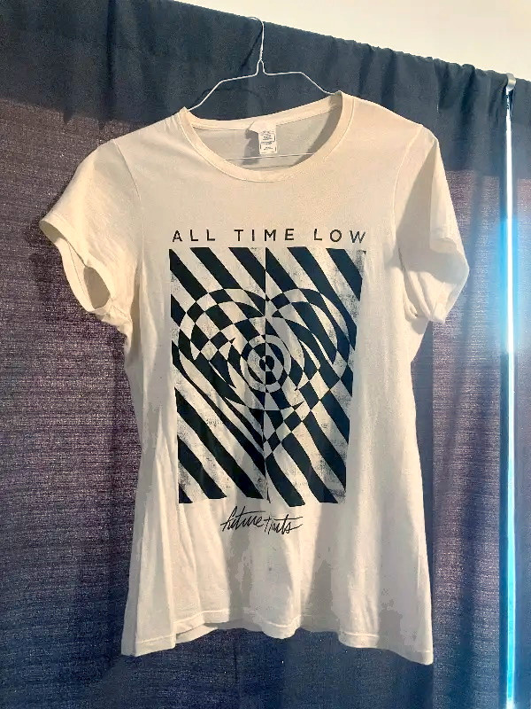 All Time Low T-Shirt (Women's Large) in Women's - Tops & Outerwear in Brantford