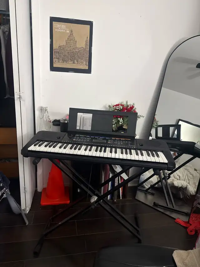 YAMAHA PSR E253 KEYBOARD PIANO in Pianos & Keyboards in Québec City - Image 2