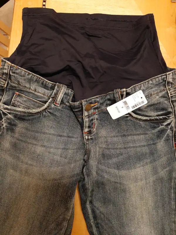 Thyme maternity jeans size small in Women's - Maternity in Markham / York Region - Image 2