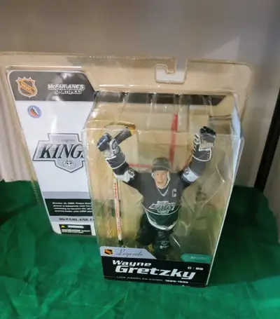Brand new 2004 McFarlane Legends Series 1 Wayne Gretzky Kings