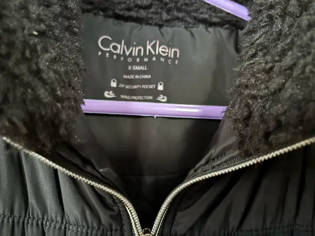 Veste sans manche XS Calvin Klein COMME NEUVE – DISPO À LONGUEUI63616719032963121