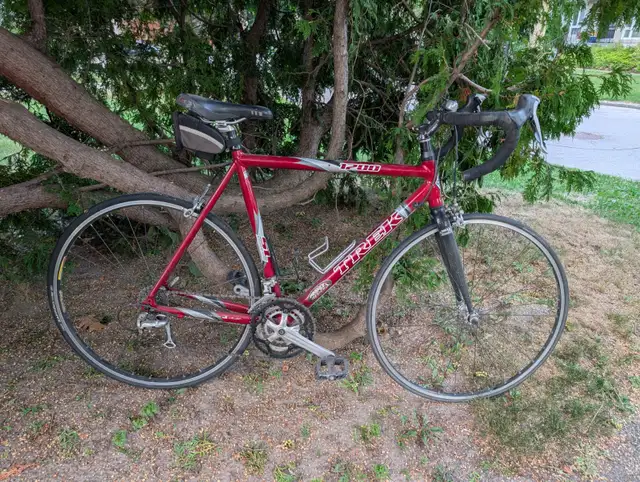 Trek 1200 Road Bike Candy Red in Road in City of Toronto - Image 2
