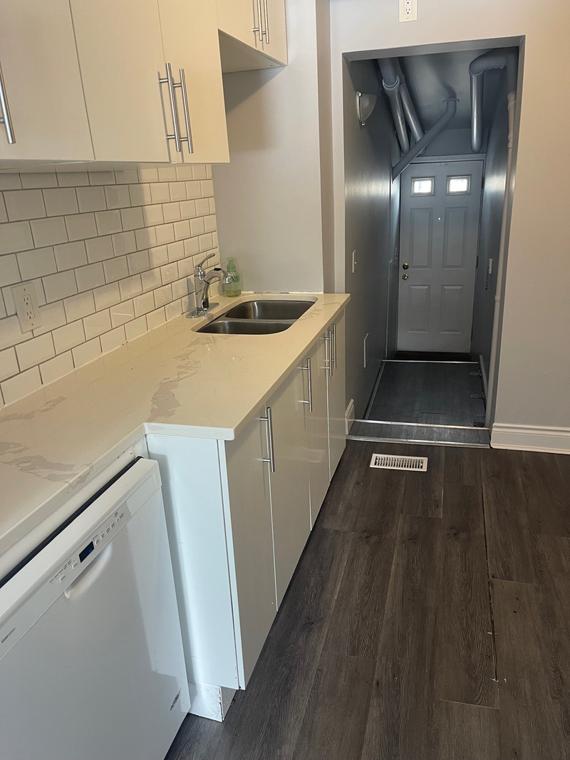 Spacious 3 + 1 Bedroom Unit, 1.5 Bath w Backyard Long Term Rentals