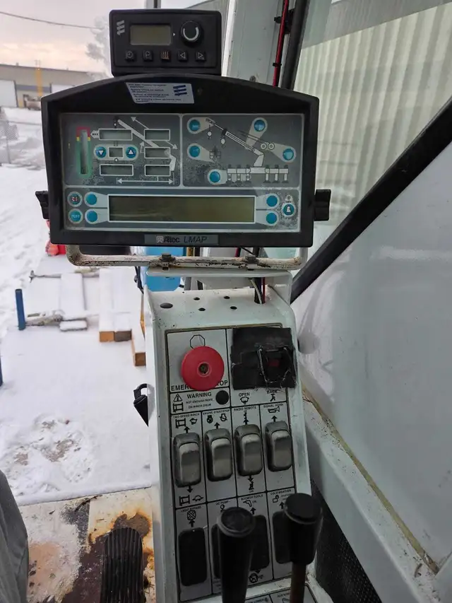 Crane Truck - 2012 Peterbilt  Altec AC 38-127 crane in Heavy Equipment in Calgary - Image 6