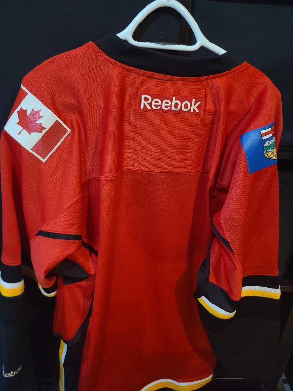 Calgary Flames Offical NHL Reebok Jersey, Size M in Men's in Calgary - Image 2