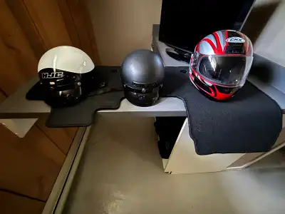 Casque HJC Blanc grandeur petit, (VENDU)casque noir HJC (VENDU) avec cache oreille grandeur moyen et...