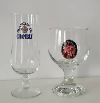 DISPONIBLES. 2 verres Unibroue, Blanche de Chambly, 10 $ et Trois-Pistoles, 15 $. Situé à LIMOILOU.
