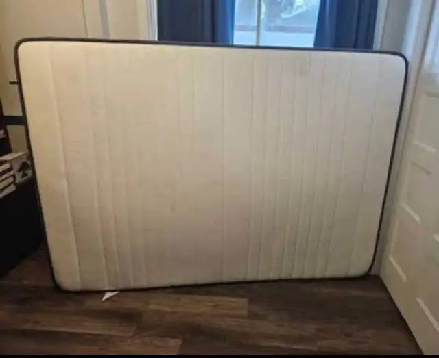 Matelas à vendre *négociable* in Beds & Mattresses in Longueuil / South Shore - Image 2