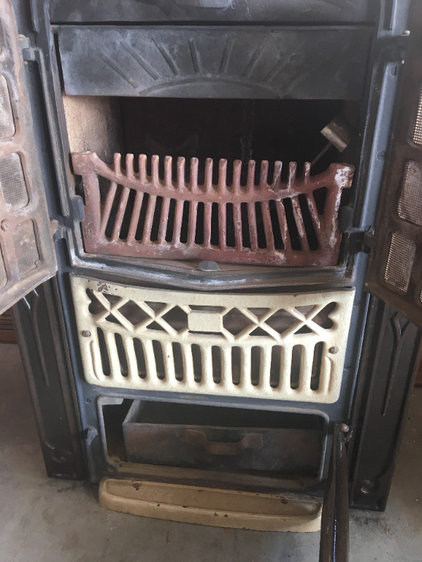 Antique Coal Burning Stove in Arts & Collectibles in Medicine Hat - Image 2