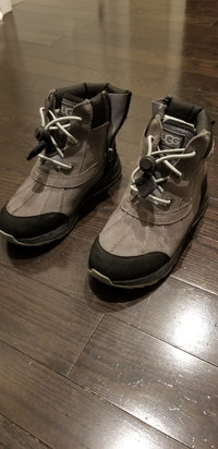 Ugg winter boys shoes (used like new)