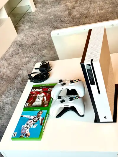 Microsoft Xbox One S avec deux manettes et jeux, View more