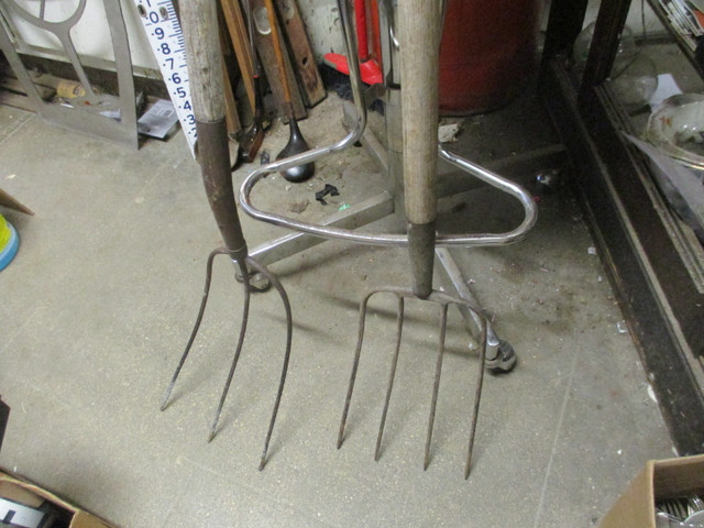 OLD LONG WOOD HANDLE LONG TYNE HAY FORKS $15. EA. MA PA DECOR in Outdoor Décor in Winnipeg - Image 2