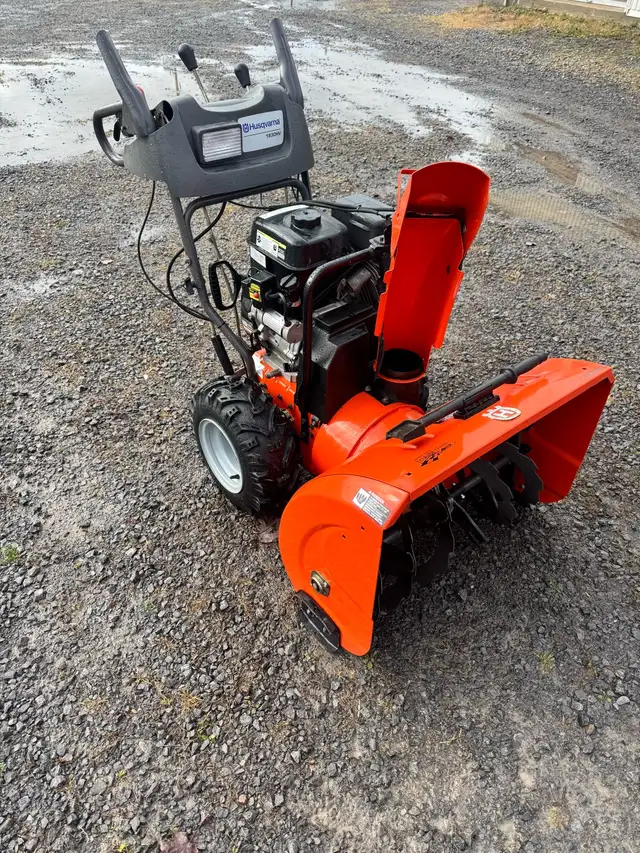 souffleuse a neige husqvarna 30po in Snowblowers in Trois-Rivières - Image 5