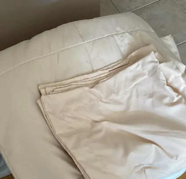 COMFORTER - DBL / QUEEN SIZE in Bedding in Markham / York Region - Image 3