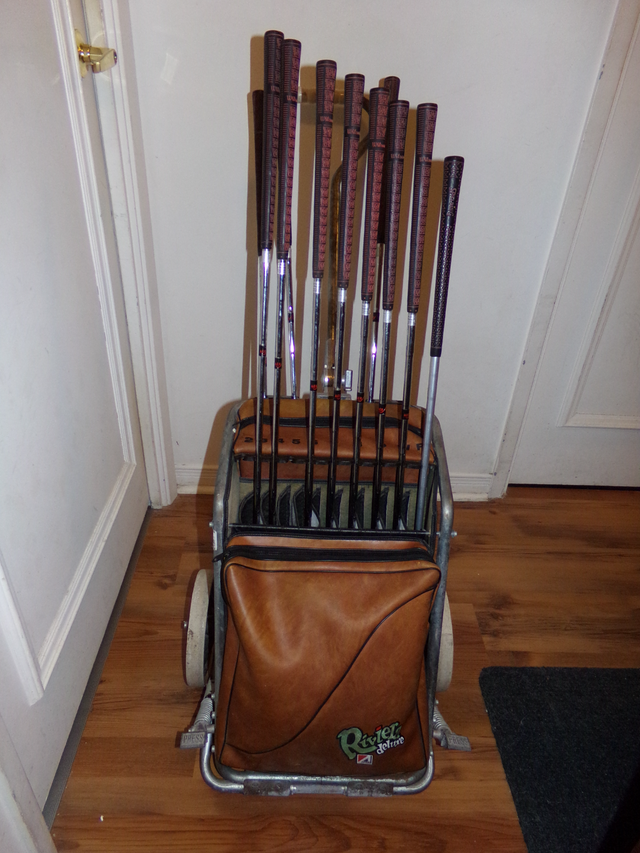 LADIES "WILSON" 11 CLUB SET OF GOLF CLUBS/ALL IN ONE BAG/  CART in Golf in Kingston - Image 2
