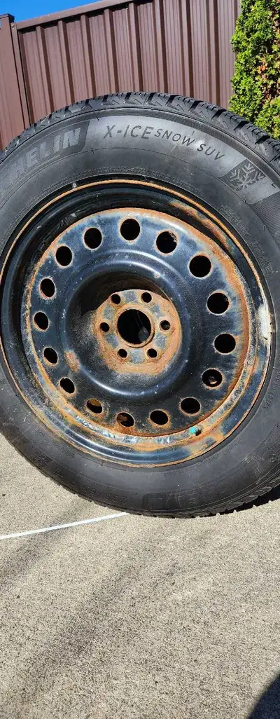 Selling a complete set of 4 Michelin X-Ice Snow SUV winter tires with 4 steel rims. ❄️ Tires: Michel...