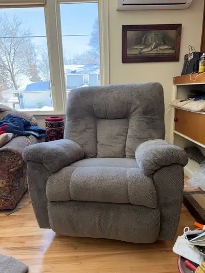 Excellent Condition not a mark on this chair. Selling as we’re replacing with power recliner we inhe...