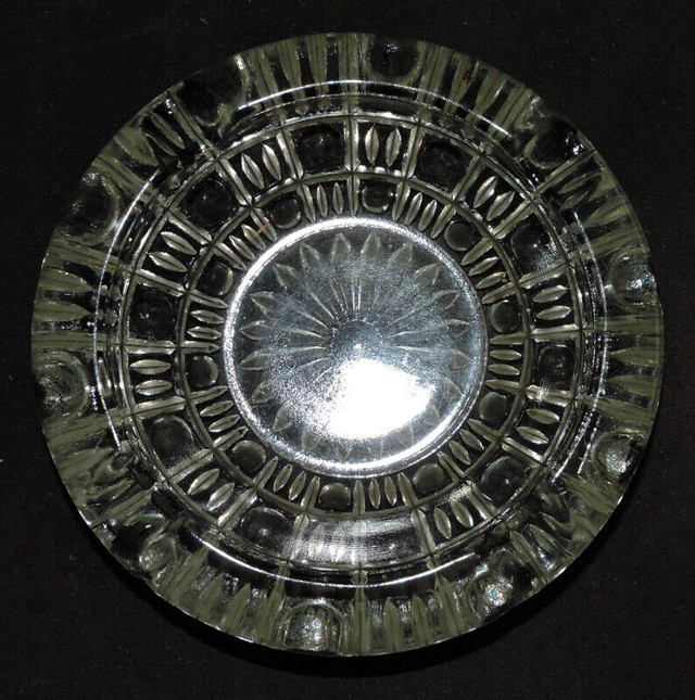 Vintage, (1980's), Pressed Glass Ashtray in Arts & Collectibles in Ottawa - Image 2