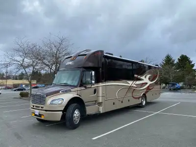 2016 Dynamax DX3 37BH 39 ft Super C on Freightliner M2106 Chassis. Air ride suspension, Xantrex 3000...