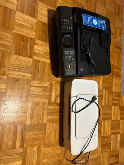 Imprimante Brother noir MFC-J415W wi-fi, scanneur, fax et copies 30$ Imprimante blanche HP Deskjet 1...