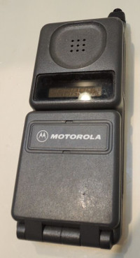 Vintage Motorola DPC550 Cellular Flip Phone 76722CARSA