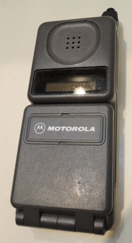 Vintage Motorola DPC550 Cellular Flip Phone 76722CARSA in Other in Grande Prairie