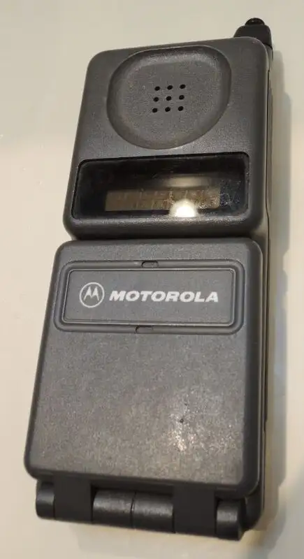 Vintage Motorola DPC550 Cellular Flip Phone 76722CARSA in Other in Grande Prairie - Image 2