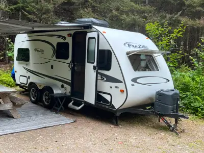 Roulotte Prolite Max en excellent état. Fabriquée au Québec. Non fumeurs, pas d'animaux. Roues en ta...