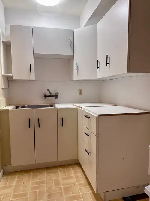 I am offering a wonderful apartment near the Royal University Hospital (RUH). The unit features 2 be...