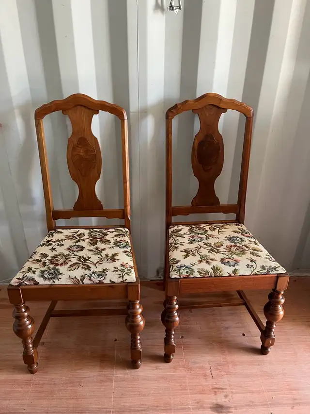 Walnut Dining Table & 6 Chairs in Dining Tables & Sets in Chatham-Kent - Image 6