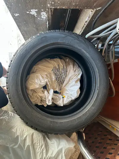 QUASIMENT NEUF TOYO OBSERVE G3 ICE 215 55 17 UTILISÉ QUELQUE JOURS SEULEMENT PAS DE JANTES AVEC LOGO