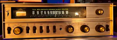 Superbe récepteur stéréo vintage de 1968 en bon état de marche. Excellente réception FM, il y a une...