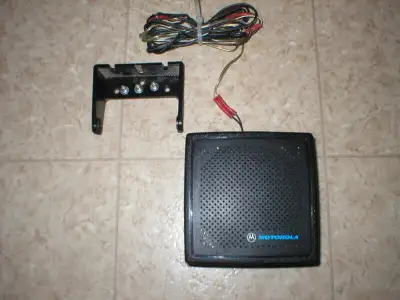 Ce haut parleur est très puissant. On l'utilise lorsque raccordé à une radio VHF UHF ou autre dans l...