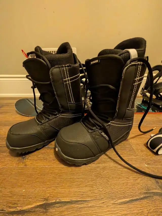 Snowboard and accessories in Snowboard in Mississauga / Peel Region - Image 4