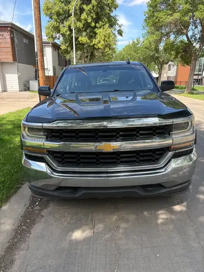 Great truck, brand new windshield, very good Michelin all season tires 4 door extended cab. 5.3L Eco...