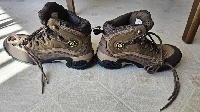 Dunham womams 7.5 hiking boots  in Women's - Shoes in Edmonton - Image 3