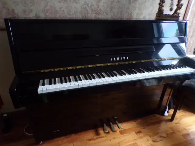 PIANO DROIT ACOUSTIQUE YAMAHA in Guitars in Laval / North Shore - Image 2