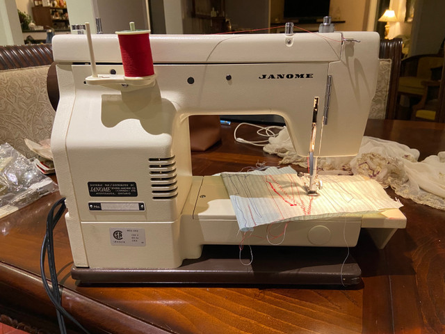 Janome heavy duty sewing machine mod 652 in Hobbies & Crafts in La Ronge - Image 3