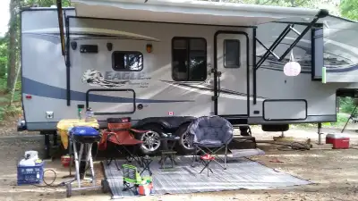 Nice family camper sleeps 4. 2 up queen bed, 2 down double air bed. 4 chair dinette, Upgraded shower...
