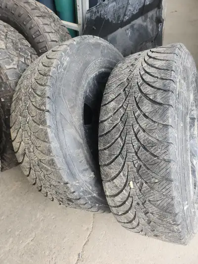 Pneu hiver goodyear winter command 4 x 265 65 17 presque neuf (pneu seulement) Parfait petit pick up...
