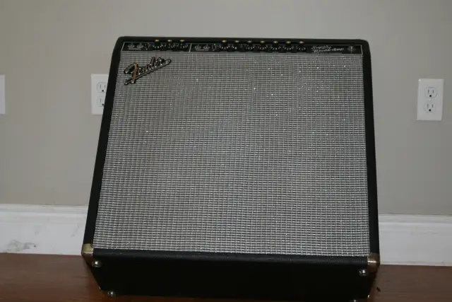 Fender '65 Super Reverb Reissue 45-Watt 4x10" Guitar Combo in Amps & Pedals in Bedford - Image 9