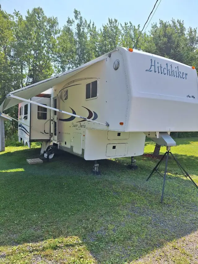 2004 NU-WA Hitch Hiker Discover America Touring Coach 35 in Travel Trailers & Campers in New Glasgow - Image 2