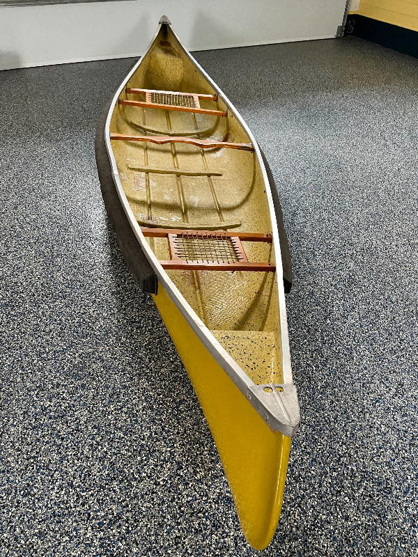Fibreglass canoe in Canoes, Kayaks & Paddles in Moncton