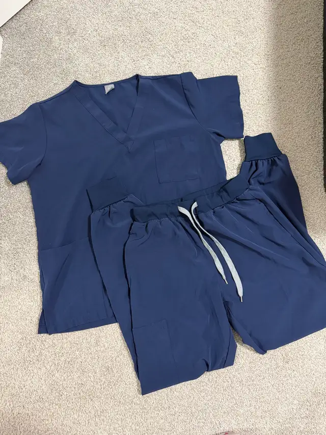 Scrub Set / Scrubs in Women's - Other in Calgary - Image 4